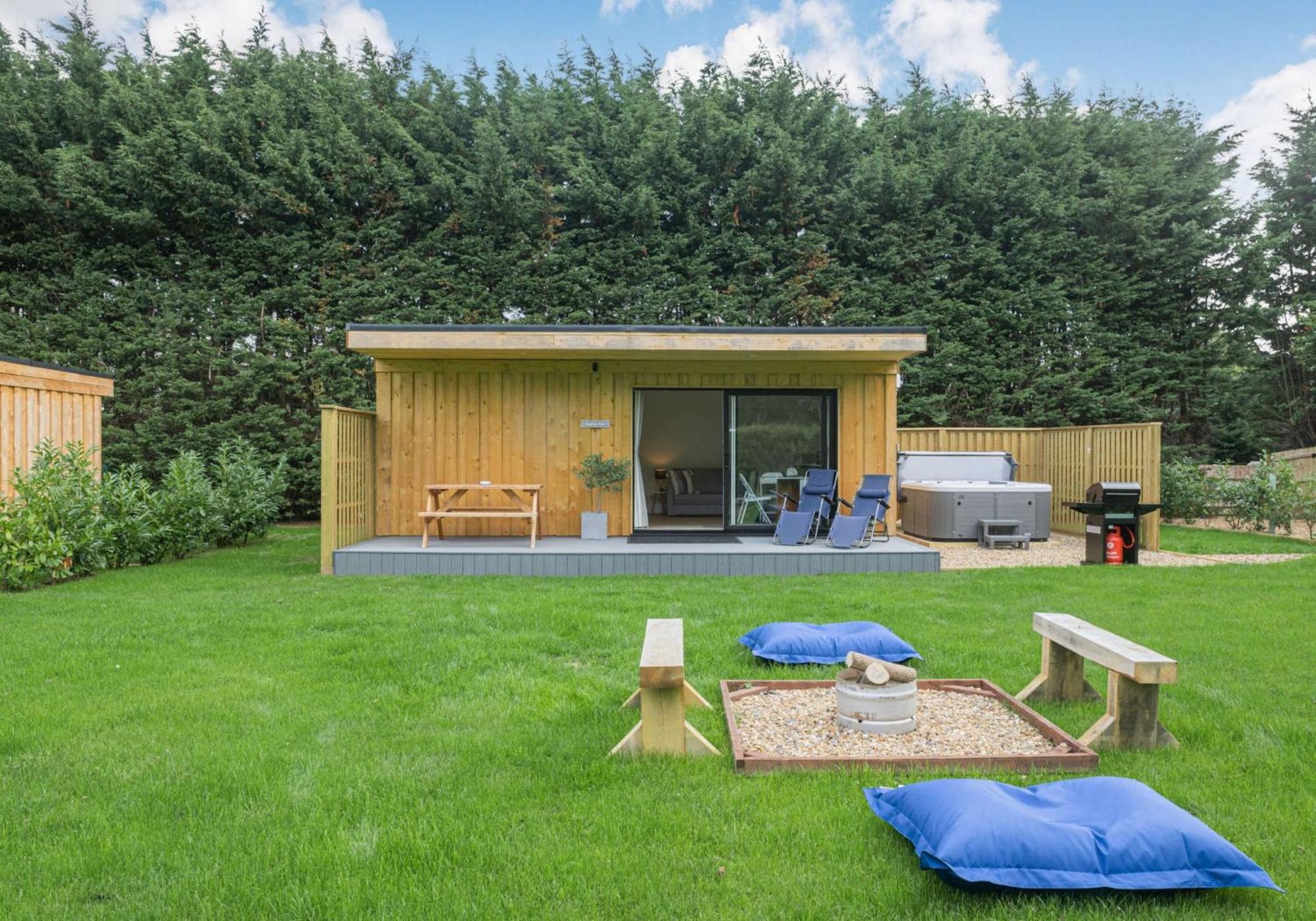 City To Country Retreat Luxury Lodges With Hot Tub, Bbq, Fire Pit Toppesfield Eksteriør billede